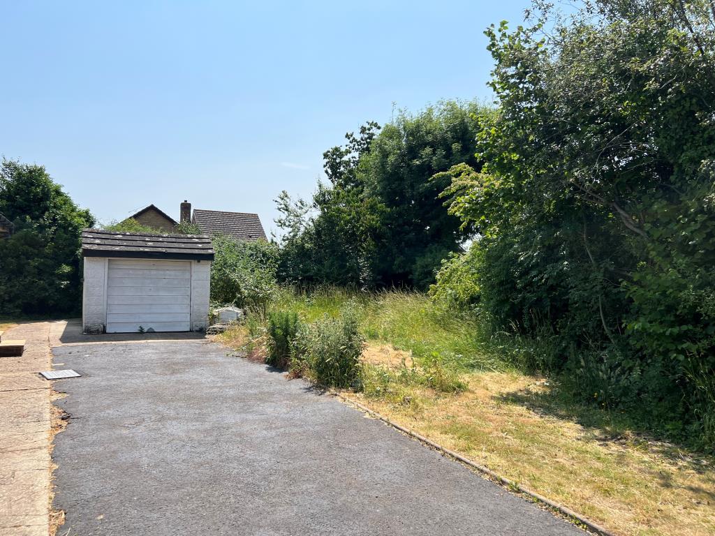 Lot: 16 - FREEHOLD LAND WITH PLANNING - Plot showing existing garage